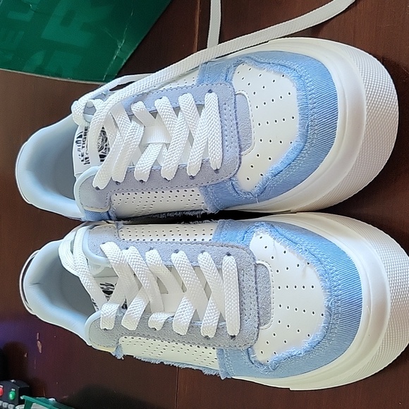 Le Tigre Platform Sneakers - Picture 2 of 11